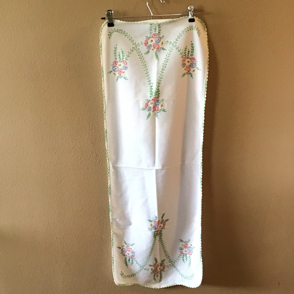 NEW Vintage Hand Stitched White Floral Table Runner (42”x15”)